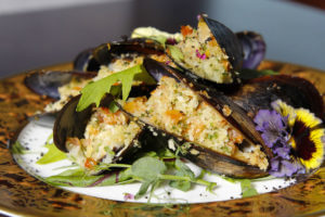spicy-steamed-mussels-with-toasted-garlic-bread
